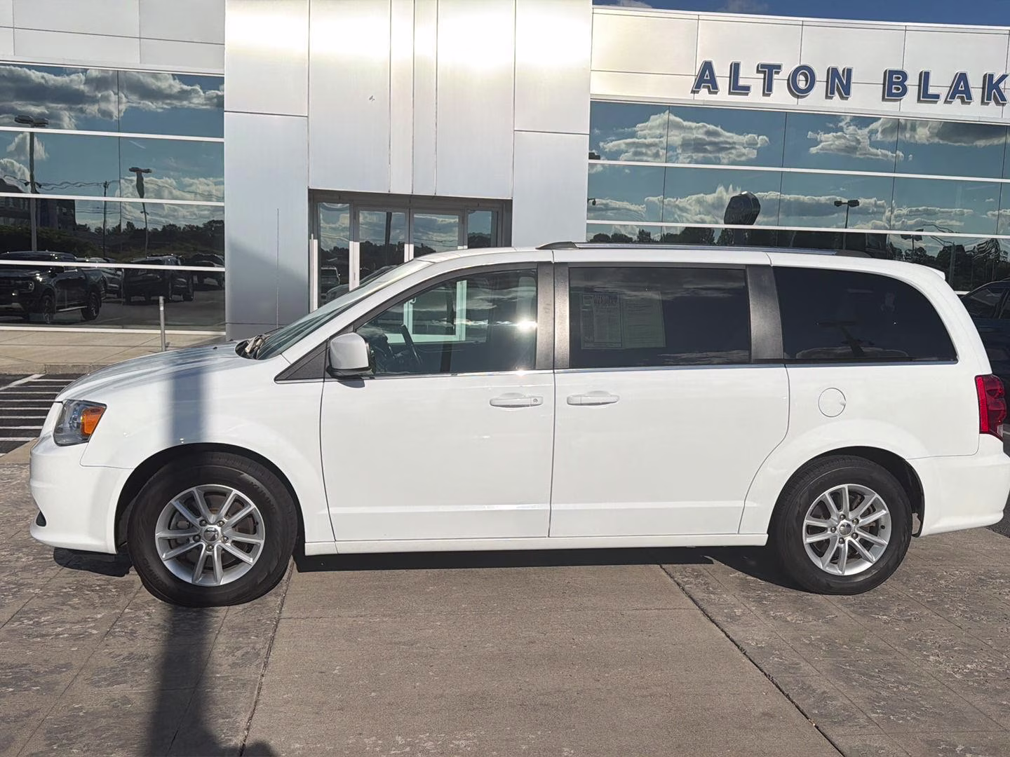 2020 White Knuckle Clearcoat Dodge Grand Caravan SXT FWD Van