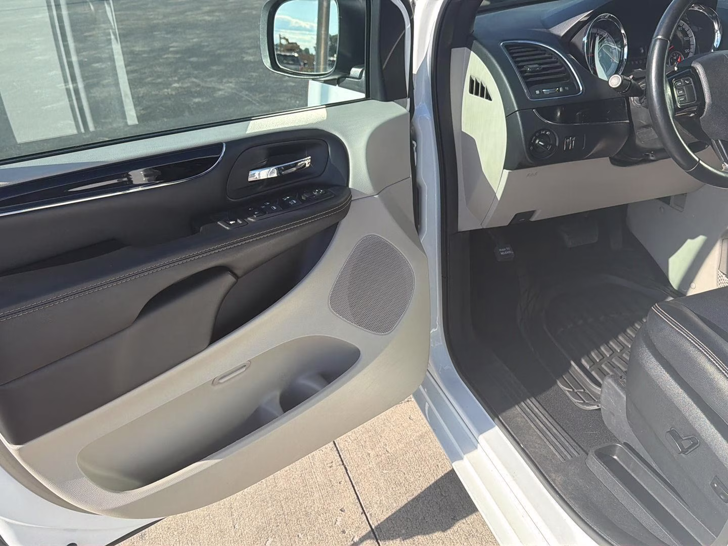 2020 White Knuckle Clearcoat Dodge Grand Caravan SXT FWD Van