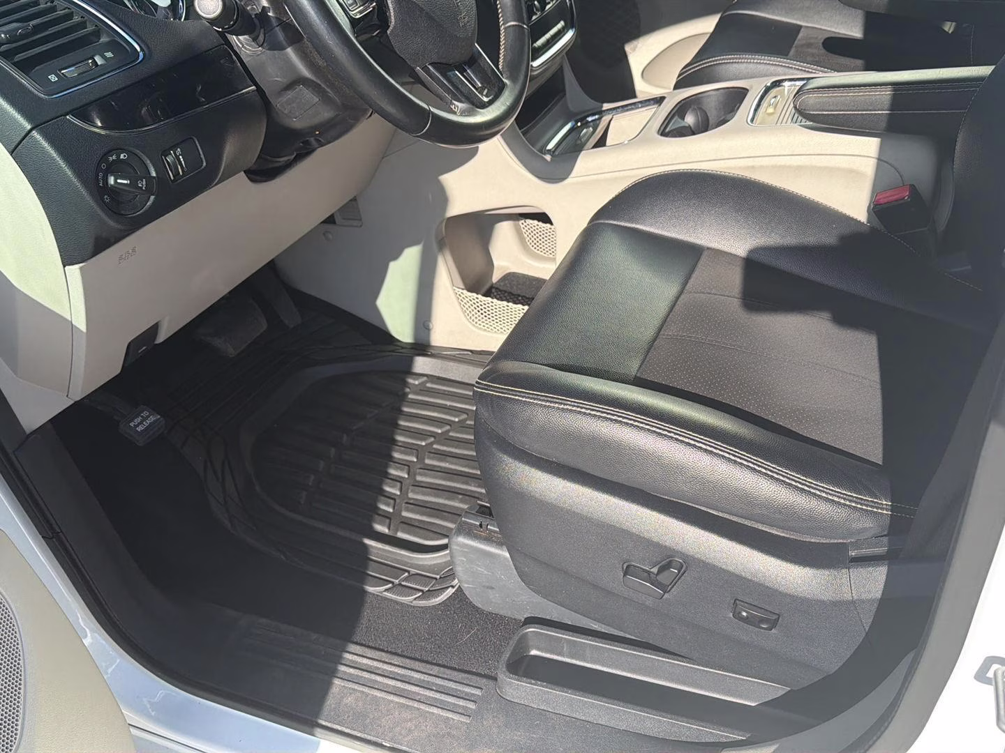 2020 White Knuckle Clearcoat Dodge Grand Caravan SXT FWD Van