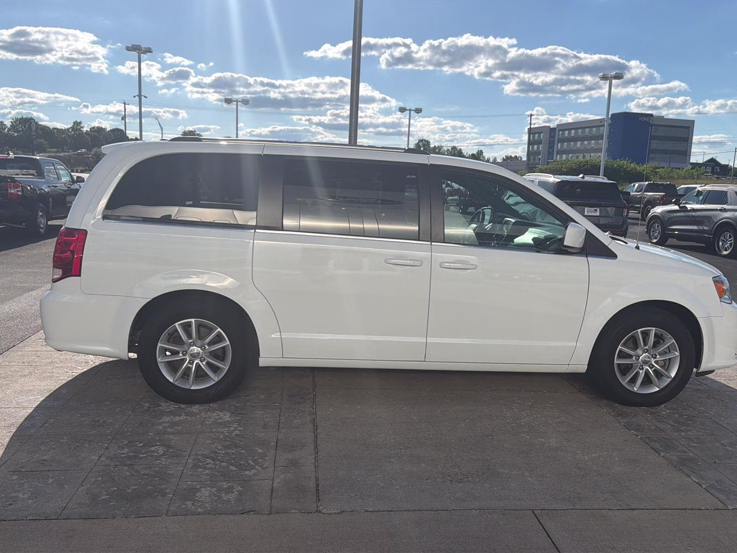 2020 White Knuckle Clearcoat Dodge Grand Caravan SXT FWD Van