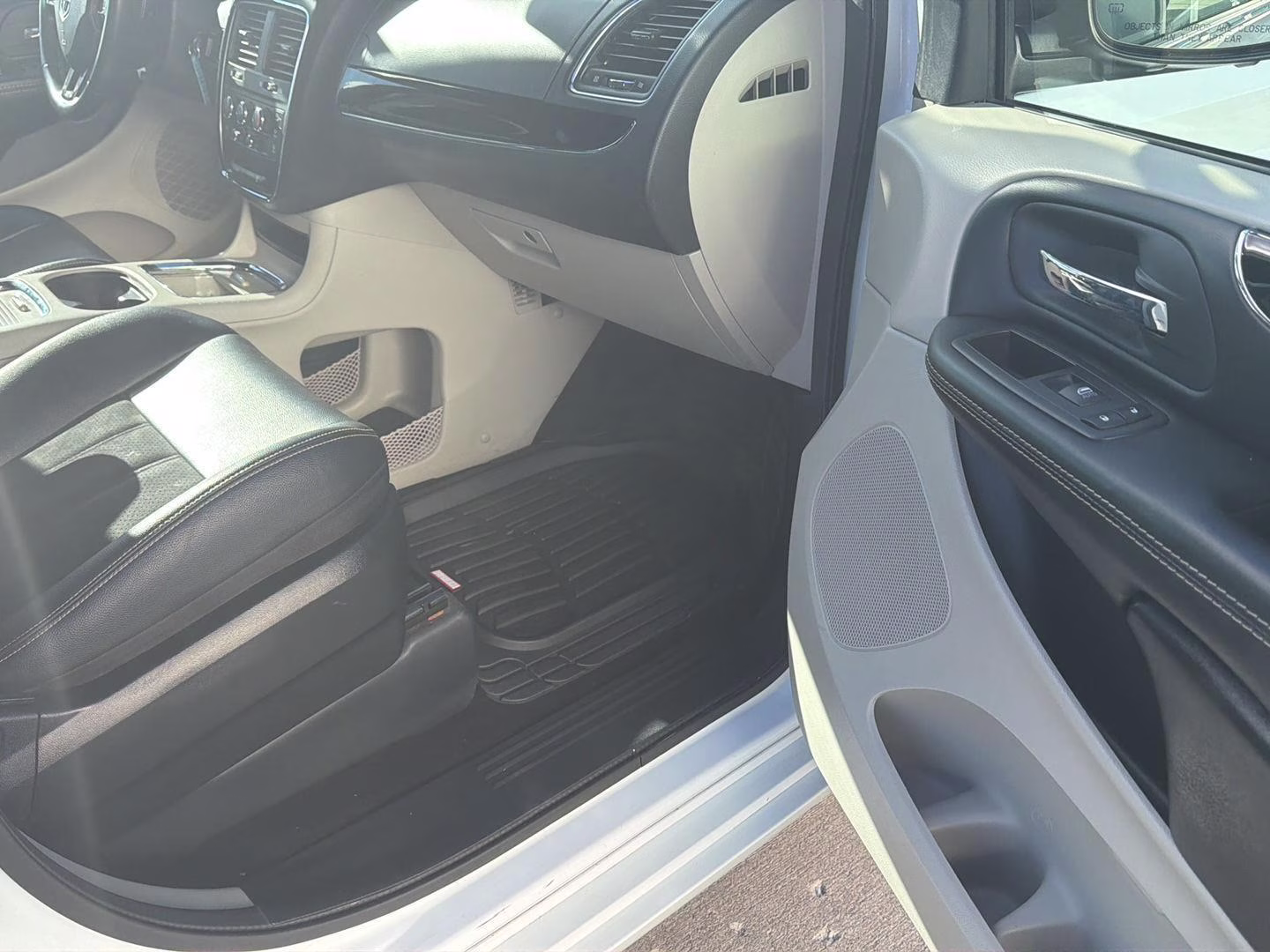2020 White Knuckle Clearcoat Dodge Grand Caravan SXT FWD Van