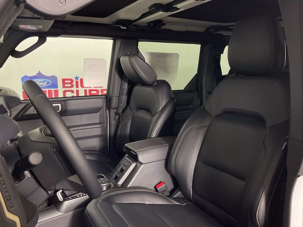 2026 Oxford White Ford Bronco Badlands 4X4 SUV