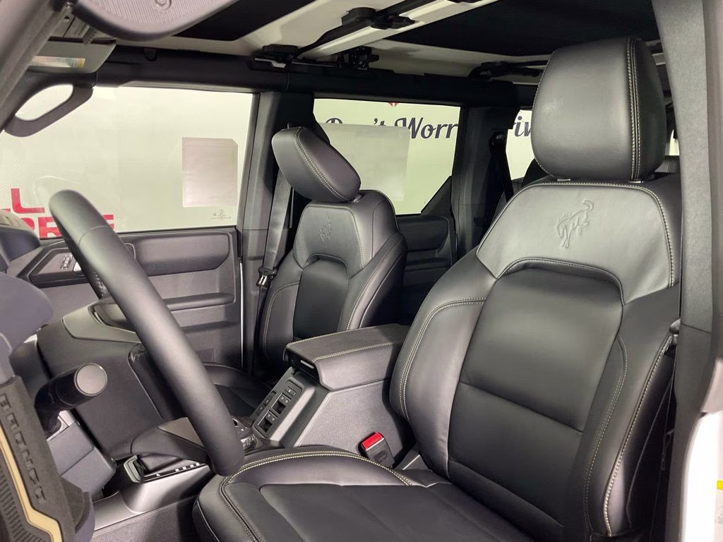 2026 Oxford White Ford Bronco Badlands 4X4 SUV