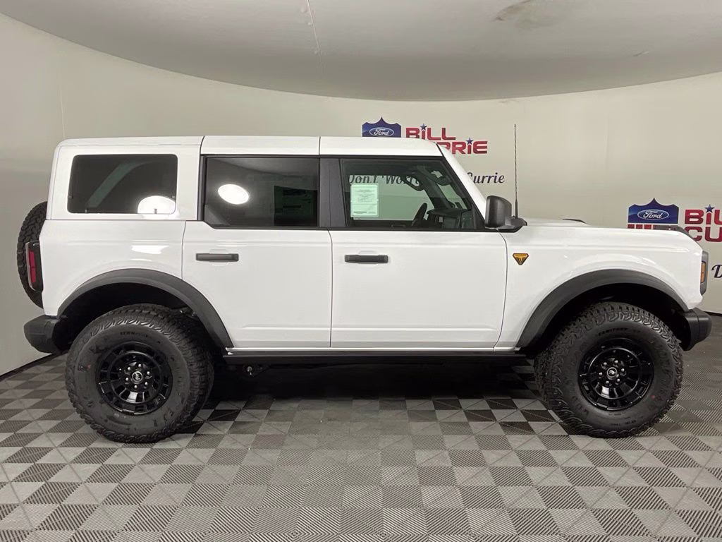 2026 Oxford White Ford Bronco Badlands 4X4 SUV
