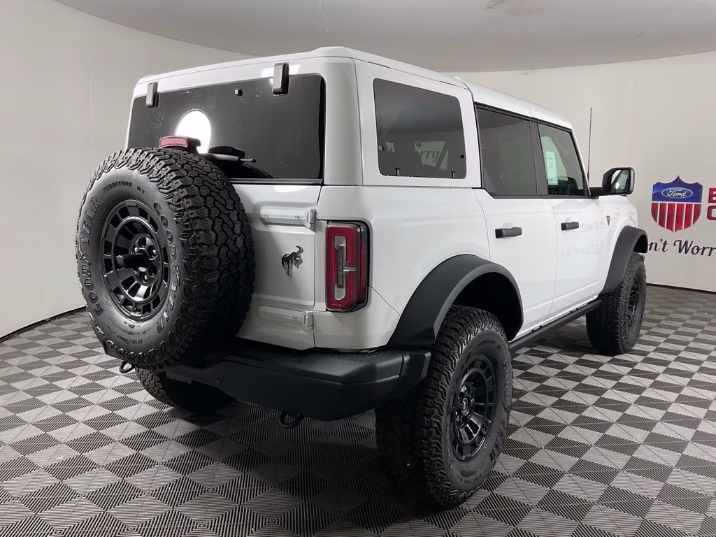 2026 Oxford White Ford Bronco Badlands 4X4 SUV