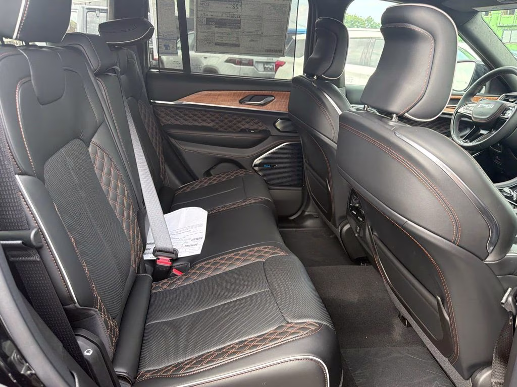 2026 Diamond Black Crystal Pearlcoat Jeep Grand Cherokee Summit 4X4 SUV