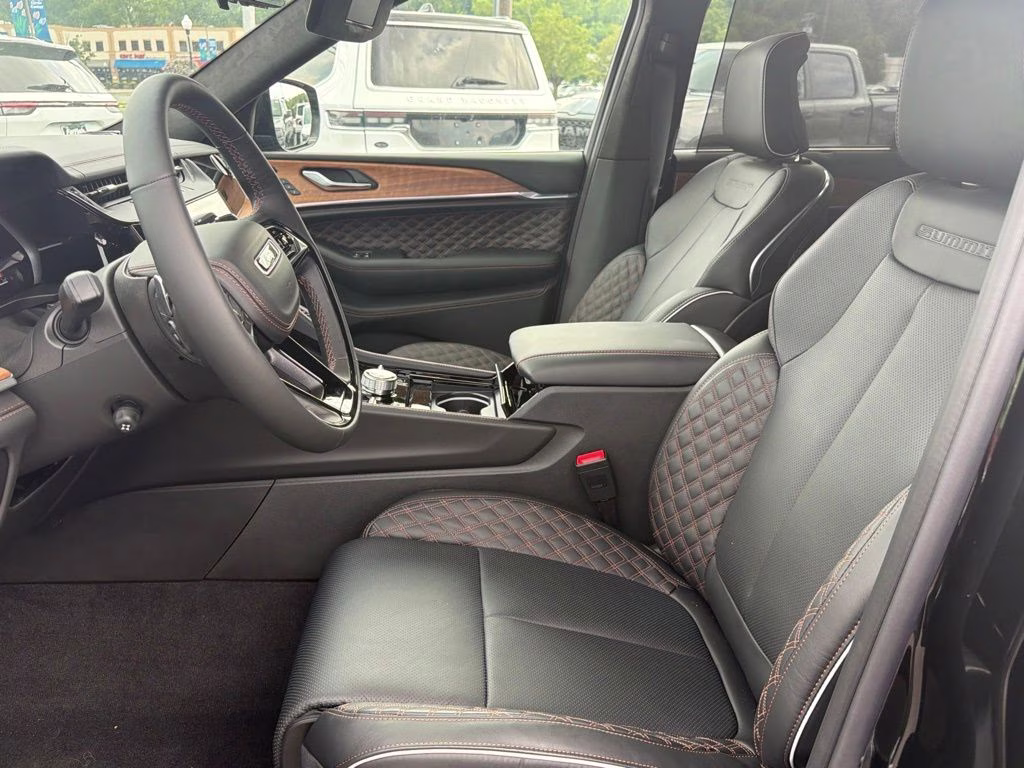 2026 Diamond Black Crystal Pearlcoat Jeep Grand Cherokee Summit 4X4 SUV