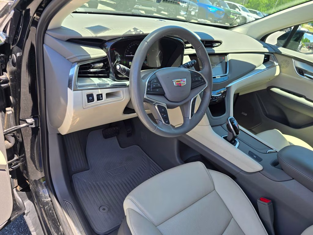 2019 Stellar Black Metallic Cadillac XT5 Luxury FWD SUV