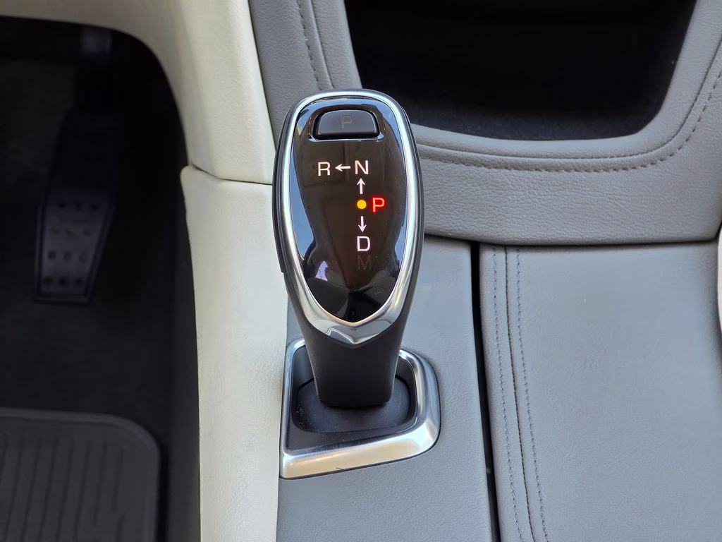 2019 Stellar Black Metallic Cadillac XT5 Luxury FWD SUV