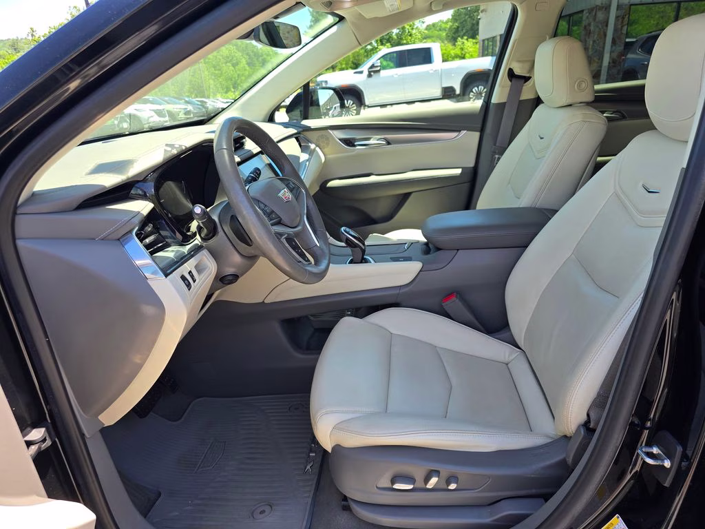 2019 Stellar Black Metallic Cadillac XT5 Luxury FWD SUV