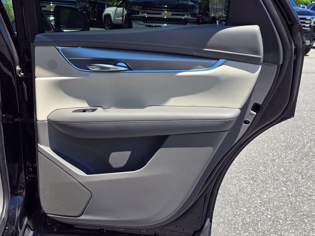 2019 Stellar Black Metallic Cadillac XT5 Luxury FWD SUV