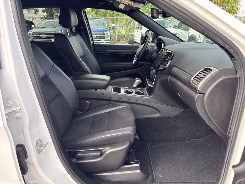 2020 Bright White Clearcoat Jeep Grand Cherokee Altitude RWD SUV