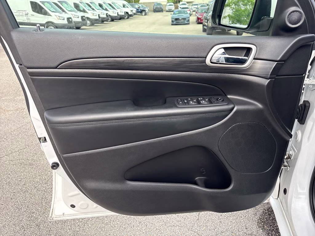2020 Bright White Clearcoat Jeep Grand Cherokee Altitude RWD SUV