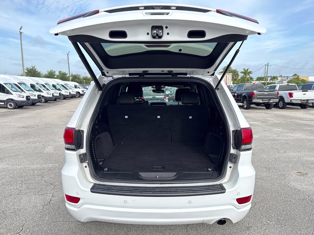 2020 Bright White Clearcoat Jeep Grand Cherokee Altitude RWD SUV