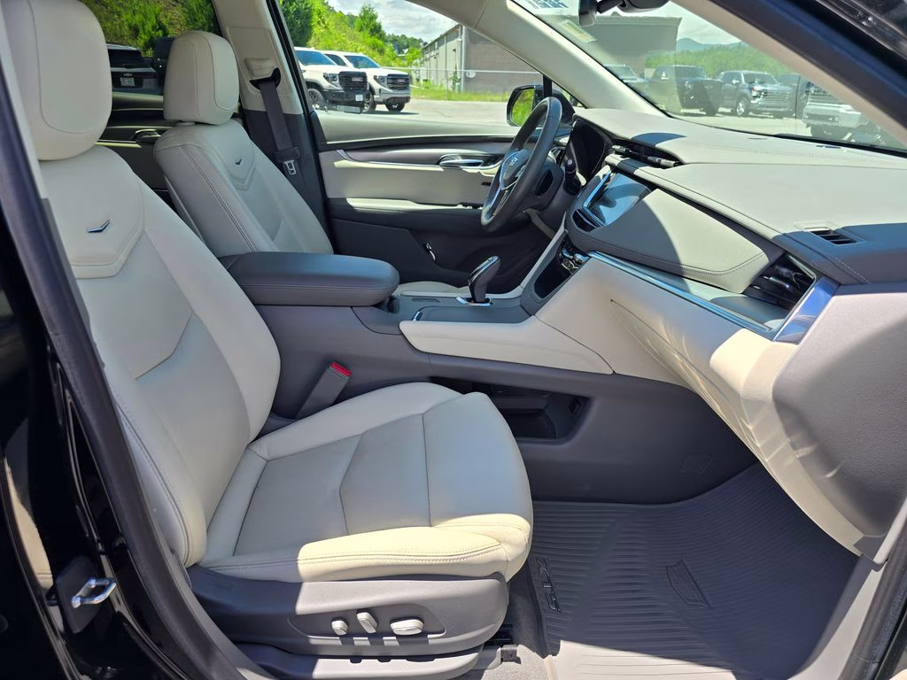 2019 Stellar Black Metallic Cadillac XT5 Luxury FWD SUV