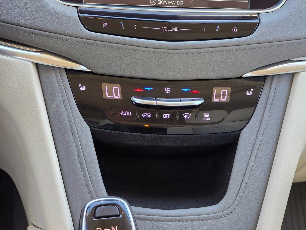 2019 Stellar Black Metallic Cadillac XT5 Luxury FWD SUV
