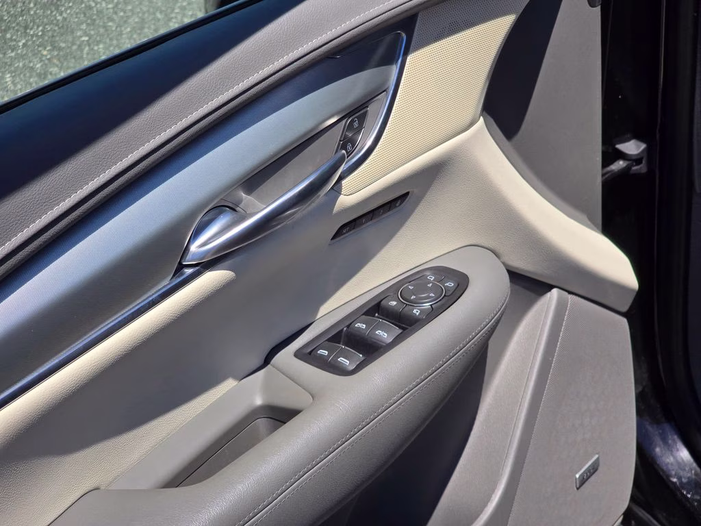 2019 Stellar Black Metallic Cadillac XT5 Luxury FWD SUV
