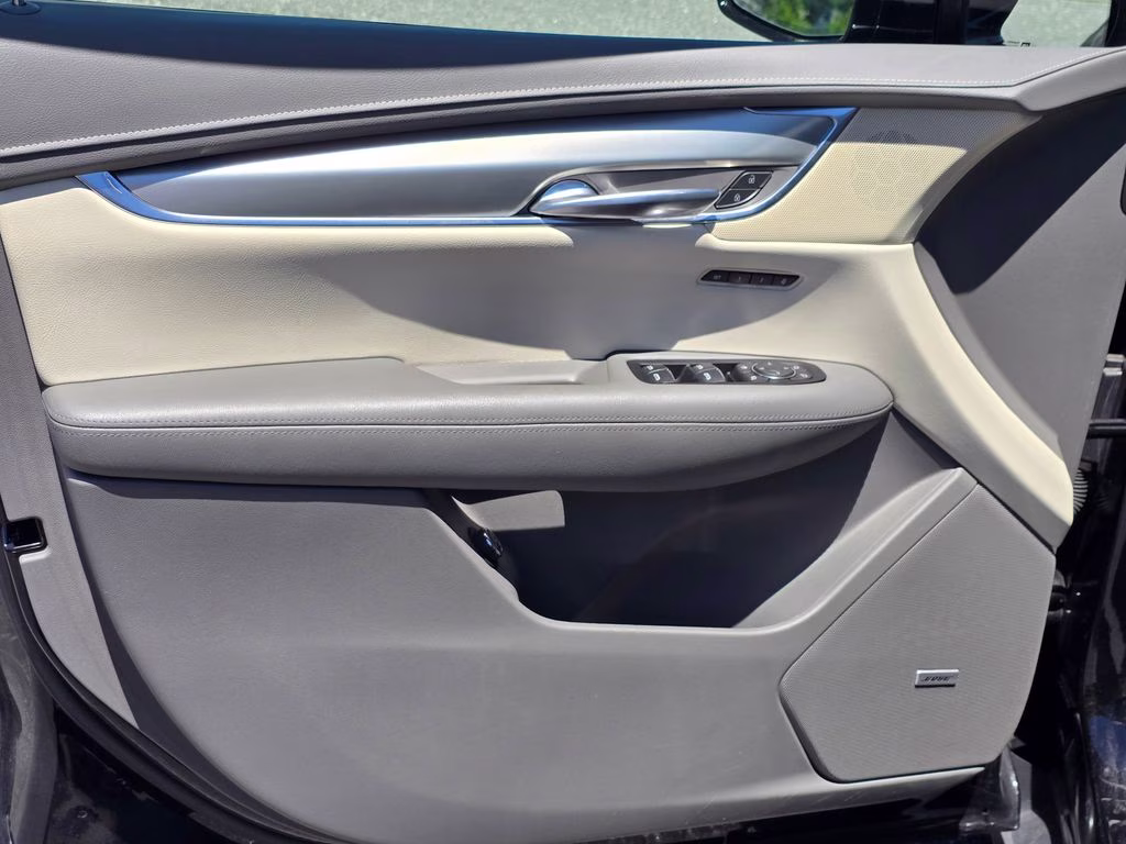 2019 Stellar Black Metallic Cadillac XT5 Luxury FWD SUV