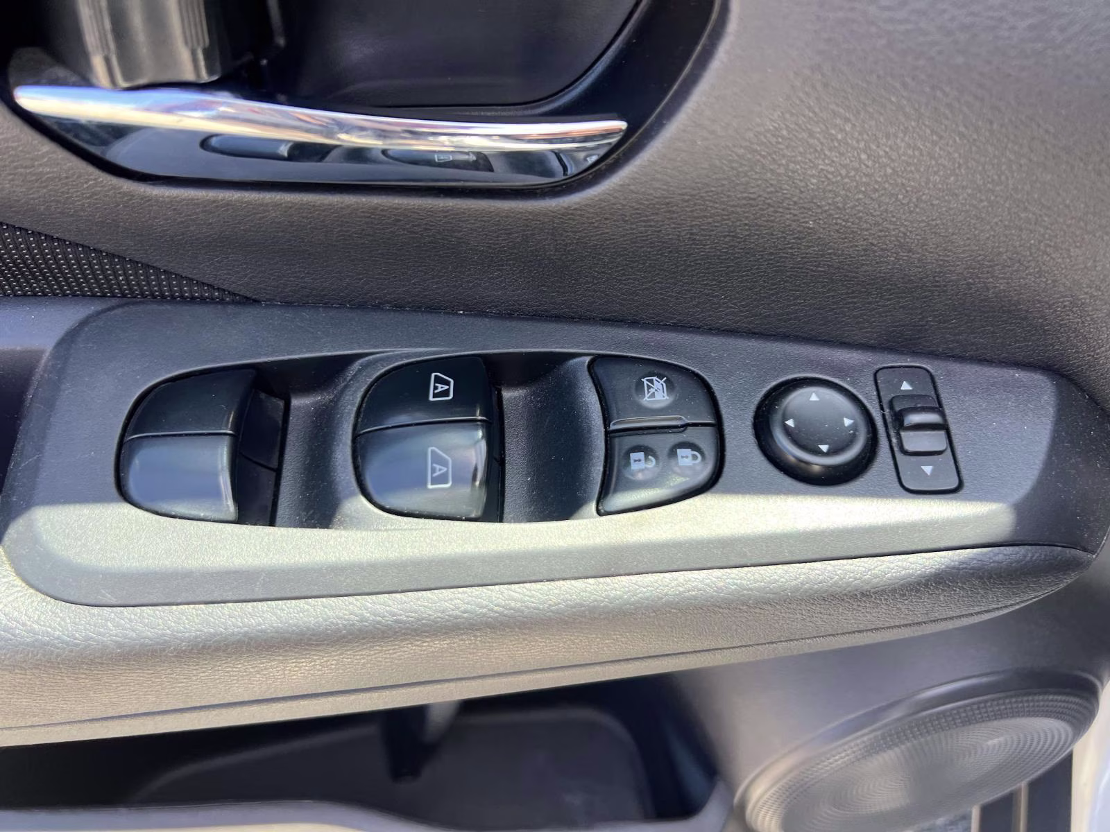 2024 Aspen White/Super Black Nissan Kicks SV FWD SUV
