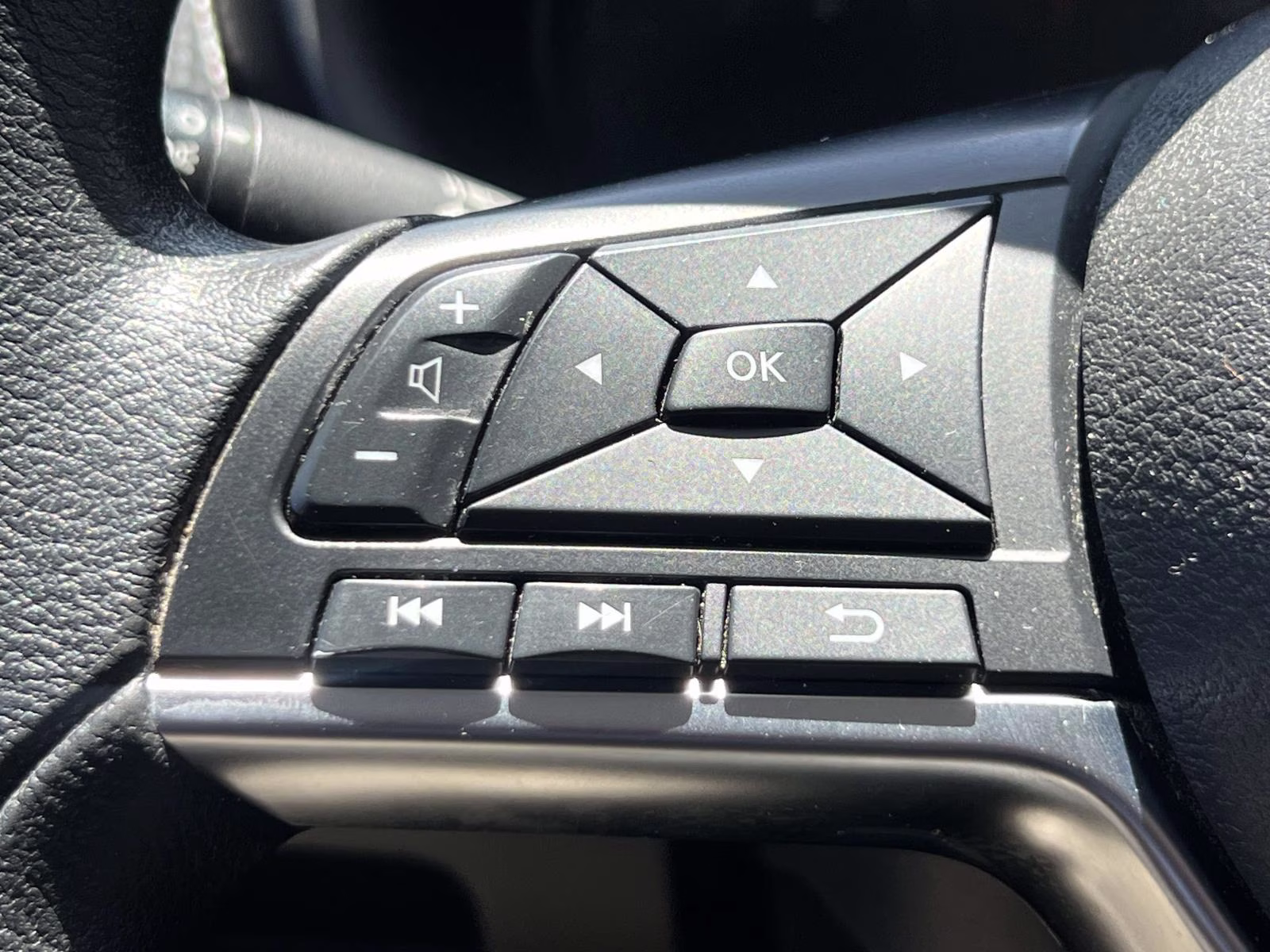 2024 Aspen White/Super Black Nissan Kicks SV FWD SUV