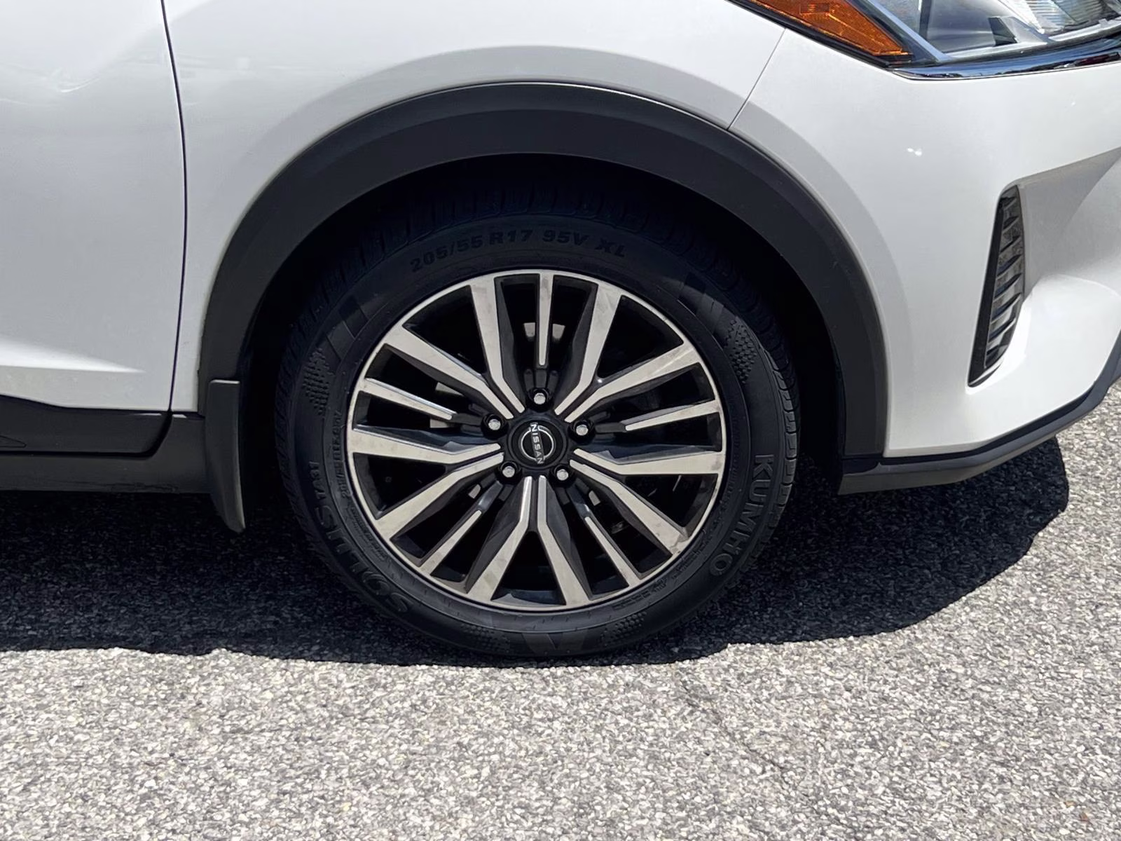 2024 Aspen White/Super Black Nissan Kicks SV FWD SUV