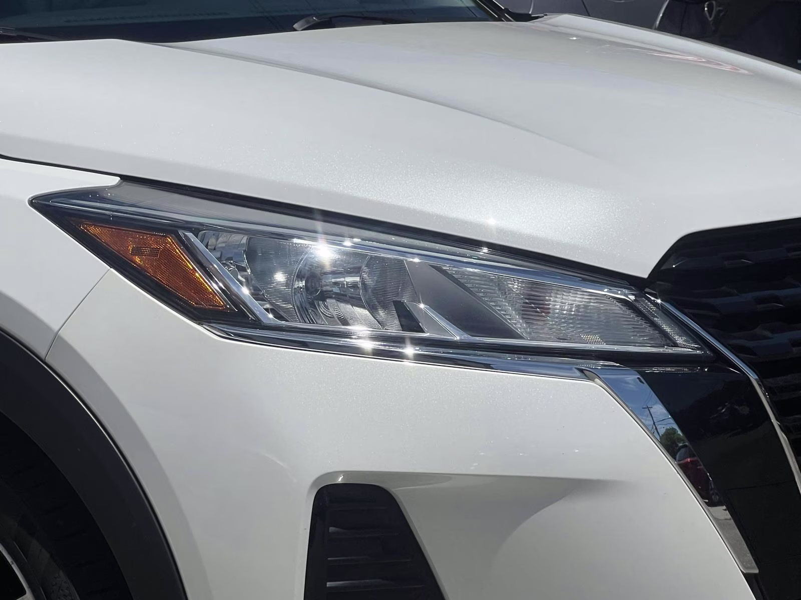 2024 Aspen White/Super Black Nissan Kicks SV FWD SUV