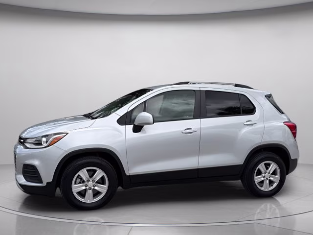 2022 Silver Ice Metallic Chevrolet Trax LT FWD SUV