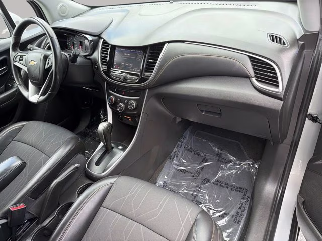 2022 Silver Ice Metallic Chevrolet Trax LT FWD SUV