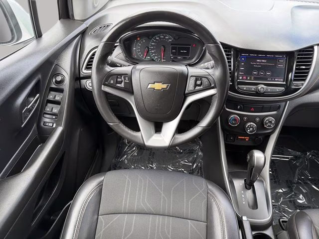 2022 Silver Ice Metallic Chevrolet Trax LT FWD SUV