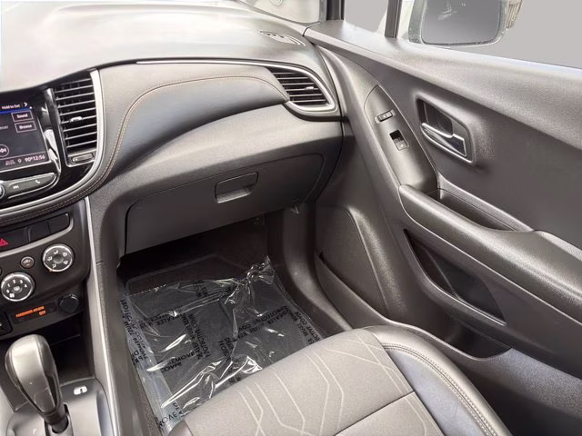 2022 Silver Ice Metallic Chevrolet Trax LT FWD SUV
