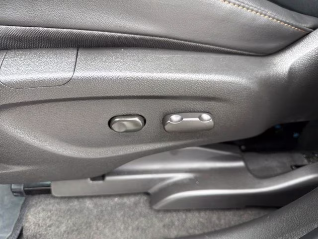 2022 Silver Ice Metallic Chevrolet Trax LT FWD SUV