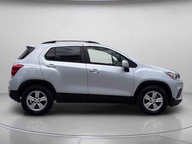 2022 Silver Ice Metallic Chevrolet Trax LT FWD SUV