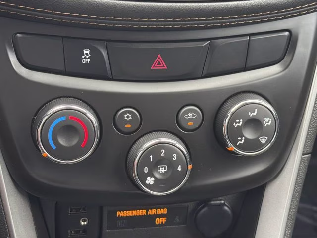 2022 Silver Ice Metallic Chevrolet Trax LT FWD SUV
