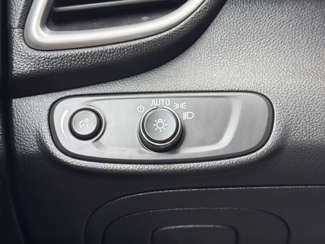 2022 Silver Ice Metallic Chevrolet Trax LT FWD SUV