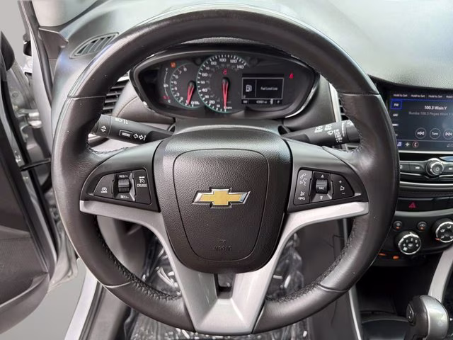 2022 Silver Ice Metallic Chevrolet Trax LT FWD SUV