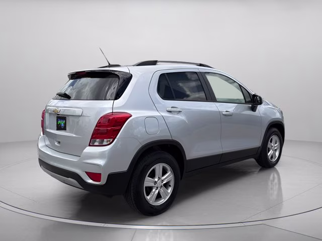 2022 Silver Ice Metallic Chevrolet Trax LT FWD SUV