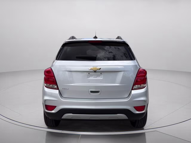 2022 Silver Ice Metallic Chevrolet Trax LT FWD SUV