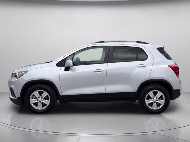 2022 Silver Ice Metallic Chevrolet Trax LT FWD SUV