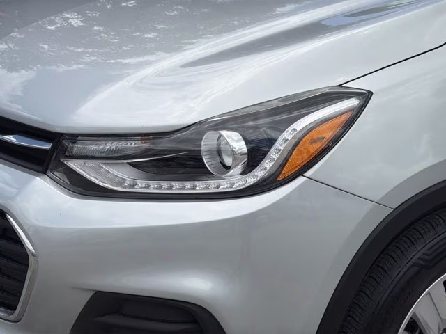 2022 Silver Ice Metallic Chevrolet Trax LT FWD SUV