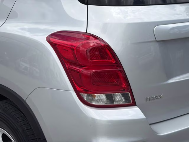 2022 Silver Ice Metallic Chevrolet Trax LT FWD SUV