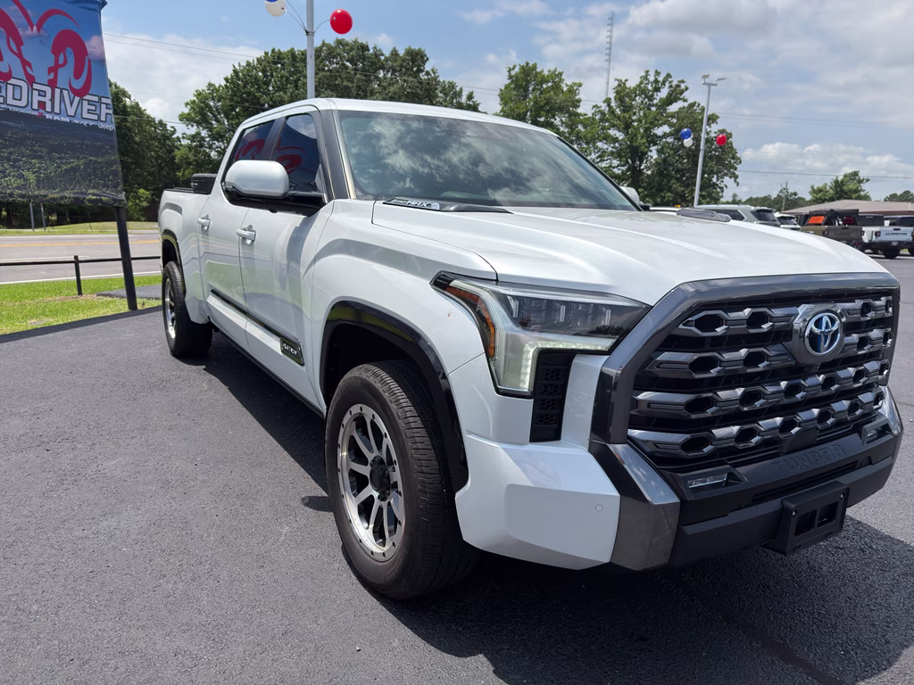 2024 Wind Chill Pearl Toyota Tundra Hybrid Platinum Hybrid 4X4 Truck
