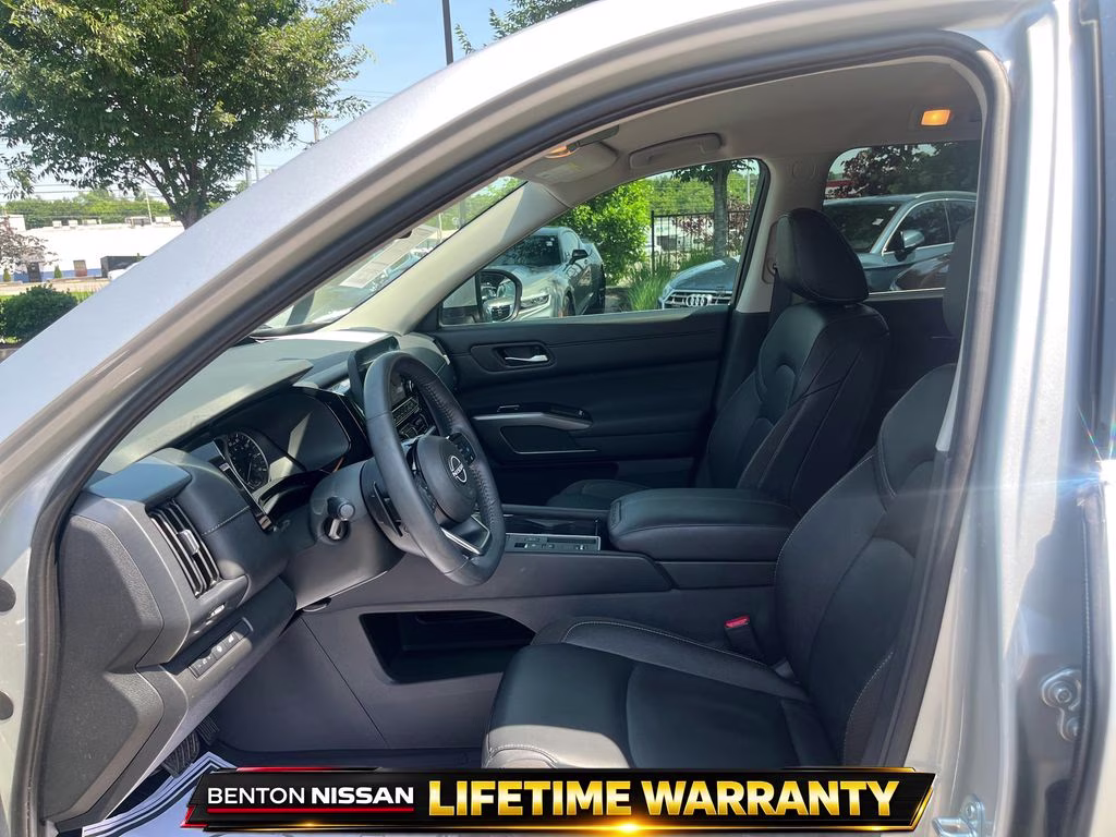 2025 Brilliant Silver Metallic Nissan Pathfinder SL FWD SUV