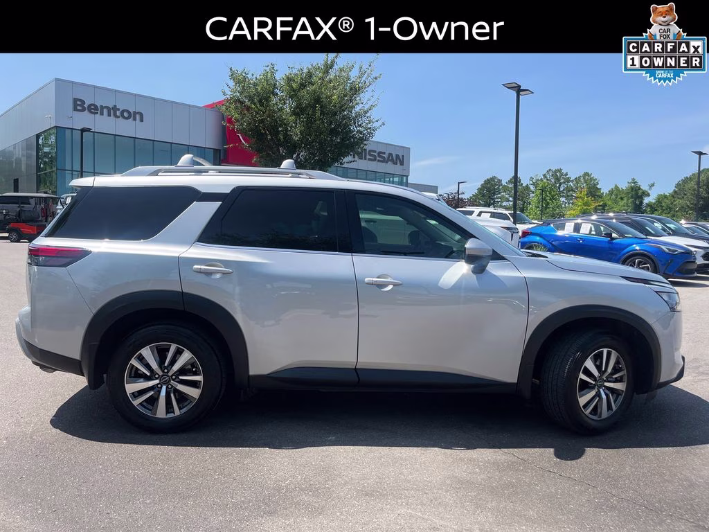 2025 Brilliant Silver Metallic Nissan Pathfinder SL FWD SUV