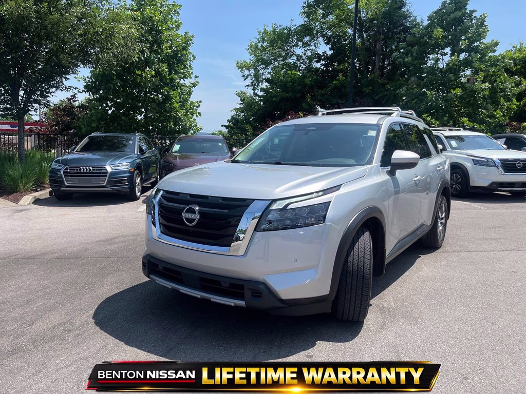 2025 Brilliant Silver Metallic Nissan Pathfinder SL FWD SUV