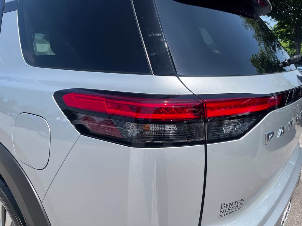 2025 Brilliant Silver Metallic Nissan Pathfinder SL FWD SUV