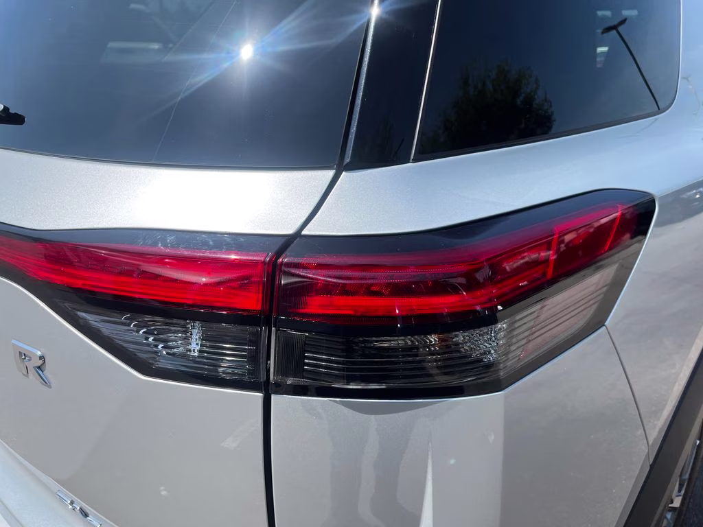 2025 Brilliant Silver Metallic Nissan Pathfinder SL FWD SUV