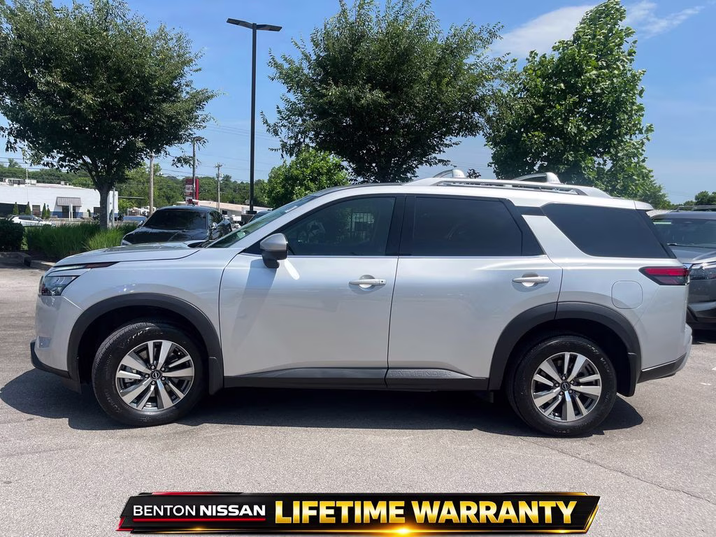 2025 Brilliant Silver Metallic Nissan Pathfinder SL FWD SUV