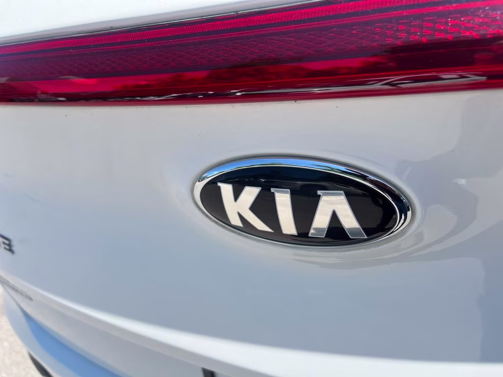 2022 Snow White Pearl Kia Sportage EX FWD SUV