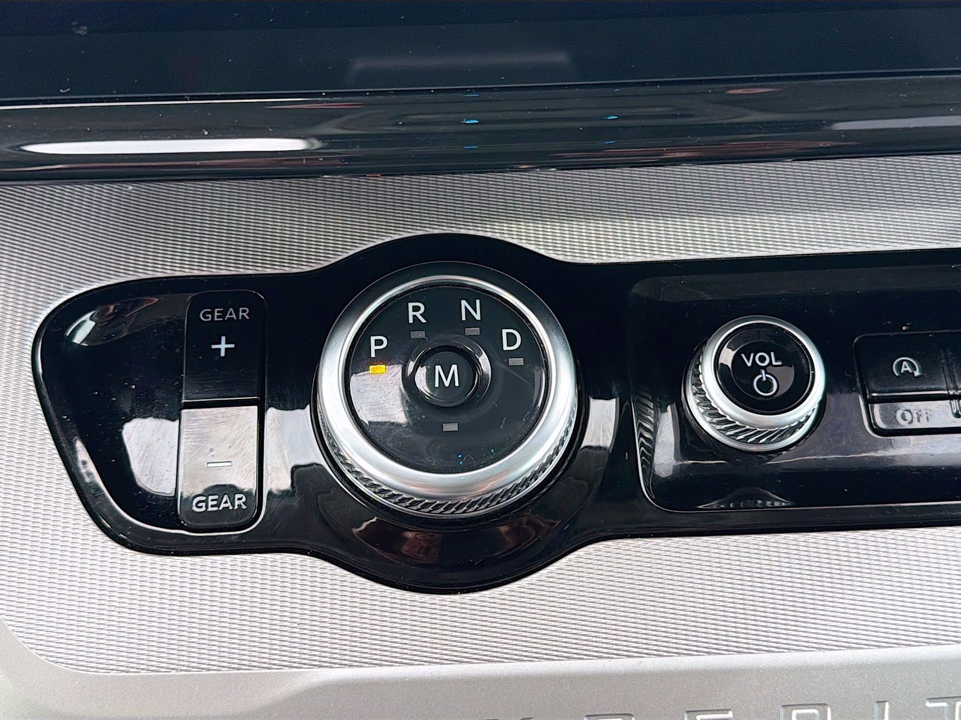2025 Space Silver Metallic Ford Expedition Active 4X4 SUV