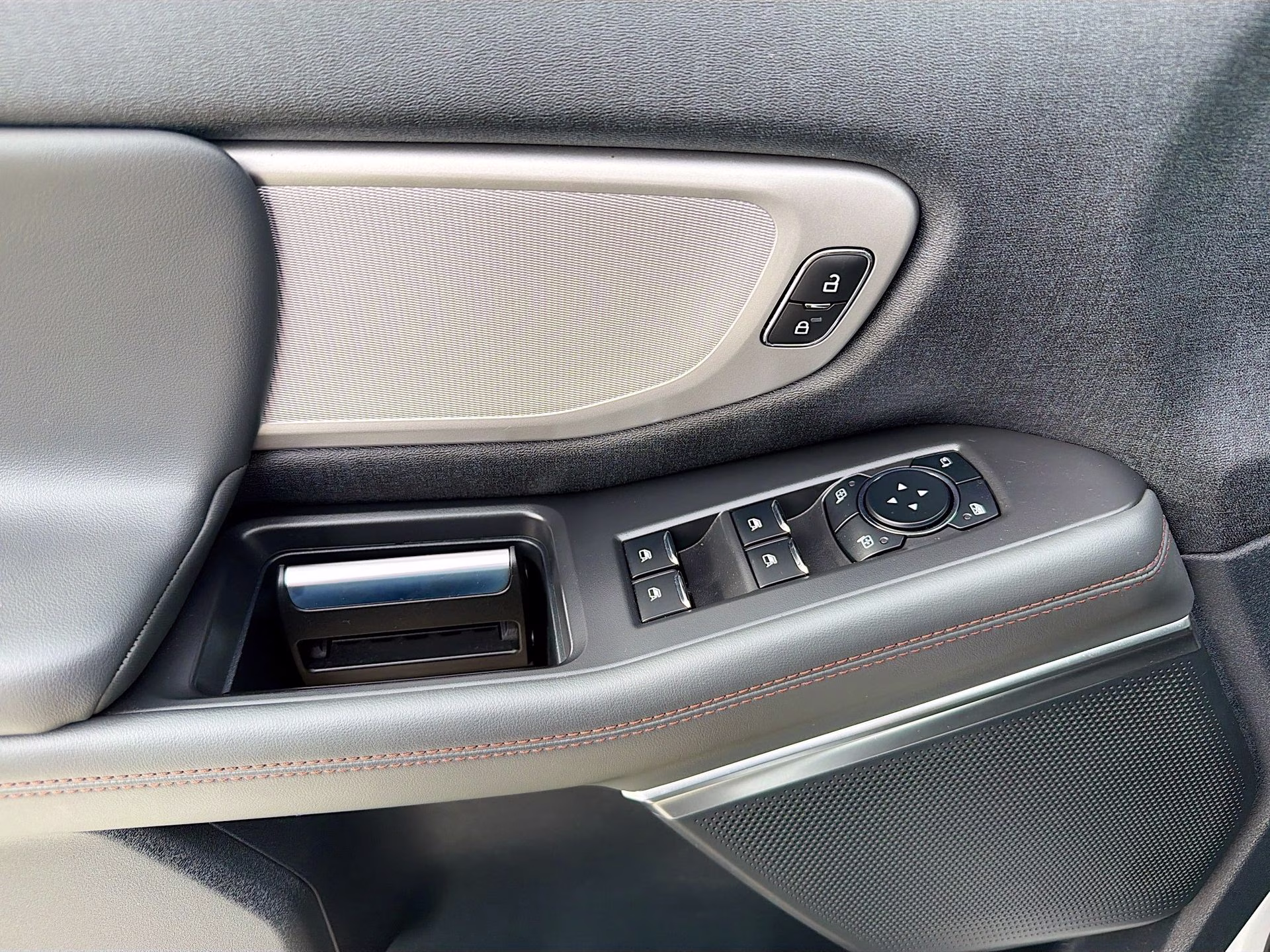 2025 Space Silver Metallic Ford Expedition Active 4X4 SUV
